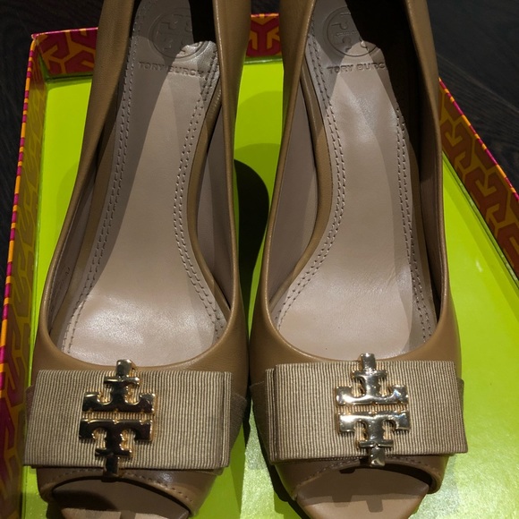 Nude/ Tan Coloured Tory Burch Pumps with gold accents - Picture 2 of 7
